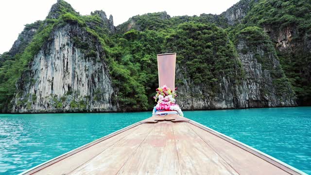 从船的海洋热带绿松石水在pileh泻湖岛屿泰国视频素材