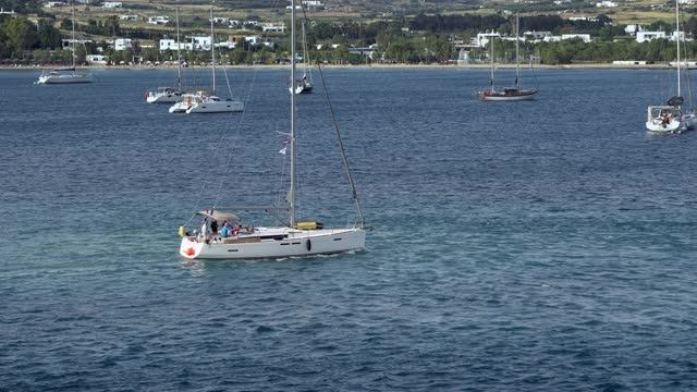游艇沿希腊帕罗斯岛航行，电影跟随拍摄视频素材