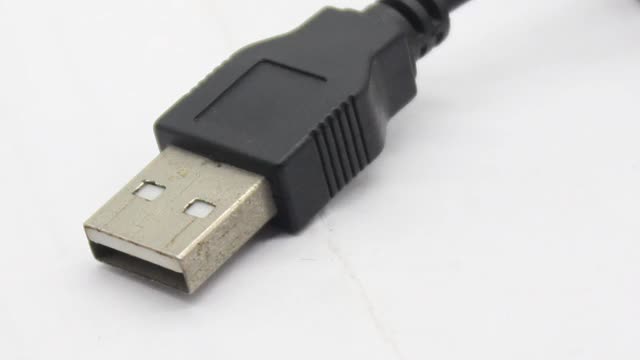 USB电缆隔离在白色背景视频下载