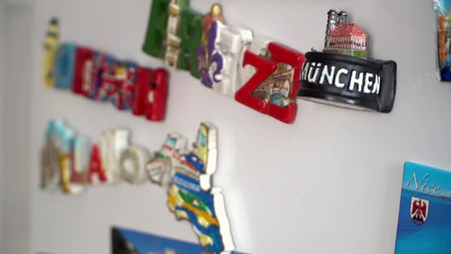 在冰箱门上贴一块磁铁，上面贴着许多不同的旅行磁铁纪念品视频下载