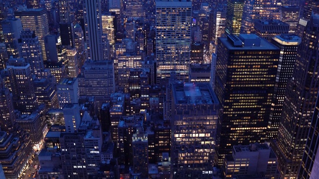 向上倾斜:高角度的曼哈顿纽约日落。美国的生活方式、城市景观和旅游概念。视频下载