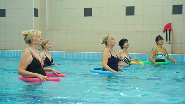 在水上有氧运动课上活跃的老年女性视频素材