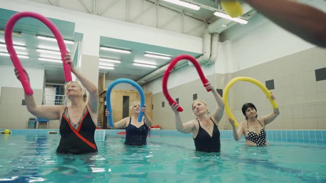 在水上有氧运动课上活跃的老年女性视频素材