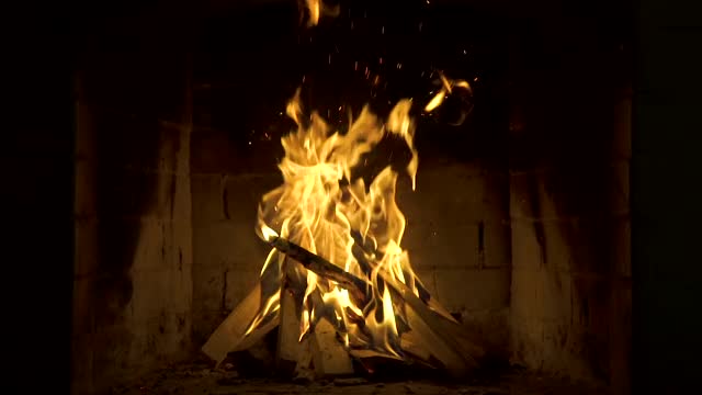 壁炉里燃烧着的火。木材和余烬在壁炉详细的火背景。温暖舒适的壁炉视频素材
