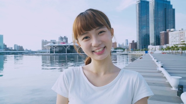 亚洲女人微笑自拍视频素材