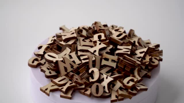 白色背景上的木制字母。英语字母表视频素材