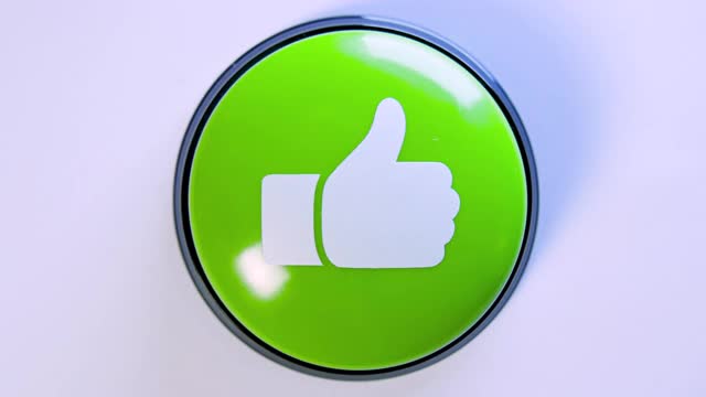 女人推着绿色的光泽像白色背景上的按钮。大拇指向上按压的特写符号。4k视频用于广告、推广、正面评论、反馈。用户喜欢，在社交媒体上享受帖子。视频下载
