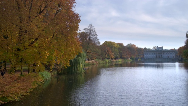 华沙Lazienki公园水上皇家宫殿视频素材