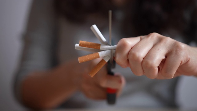 切香烟的慢镜头视频下载