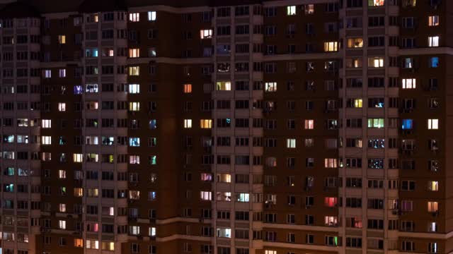 居住公寓建筑窗户在夜间的时间流逝视频素材
