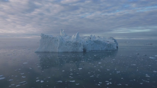 航迹经过巨大的冰山，背景是雾蒙蒙的大海视频下载