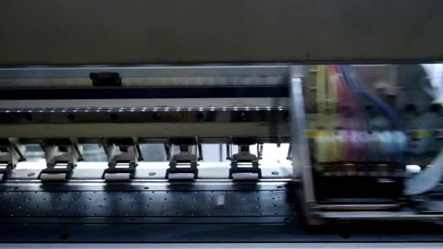 大头喷墨打印机在大版面导轨上打印视频素材