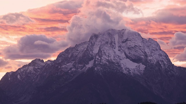 日落时，大提顿山脉莫兰山上的云朵正在移动视频素材
