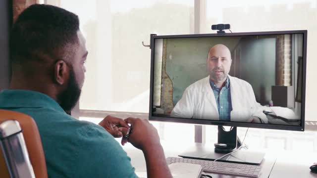 中年男子通过远程医疗预约与他的医生交谈视频素材