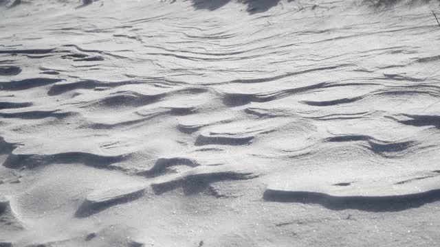 多雪的北极沙漠地区在大雪或暴风雪与雪沿雪坡漂流视频素材