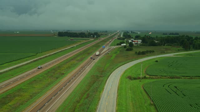 无人机拍摄的卡车进入伊利诺斯州农村休息区视频下载