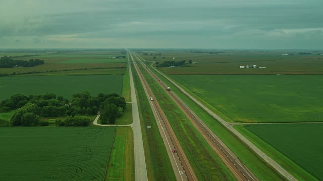 无人机拍摄到伊利诺伊州I-55公路上的农田视频下载