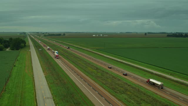 无人机拍摄的伊利诺斯州55号州际公路上的卡车和汽车视频下载
