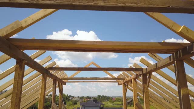 未完工的木质屋顶框架结构房屋鸟瞰图。视频下载