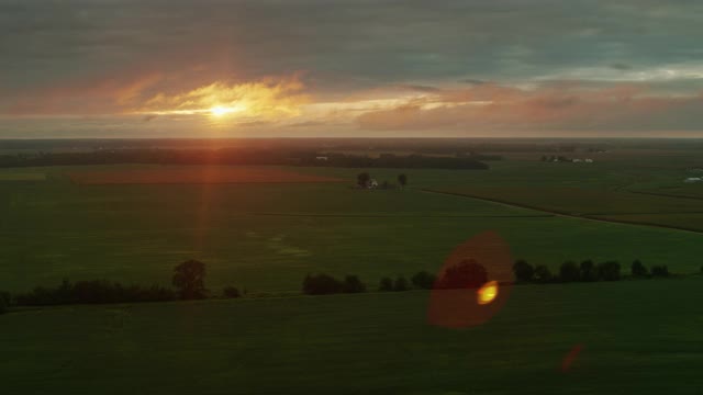 太阳落在后面的伊利诺伊农场-空中视频下载