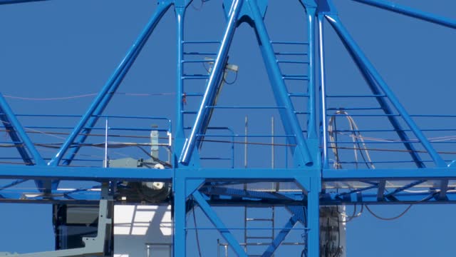 爱沙尼亚建筑工地内大型起重机的外观视频素材
