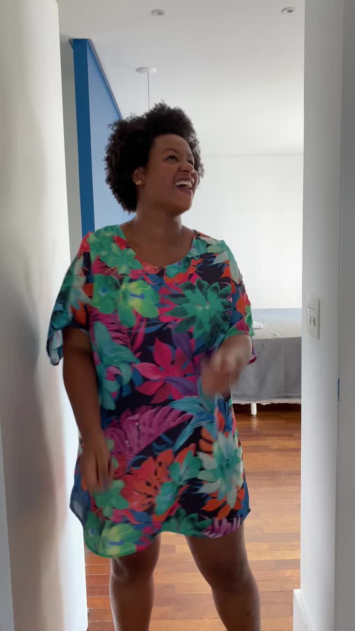 女人在家跳舞-移动相机的视角视频下载