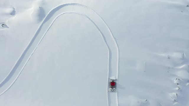 深雪,航拍视角,滑雪坡,雪道整理机视频素材