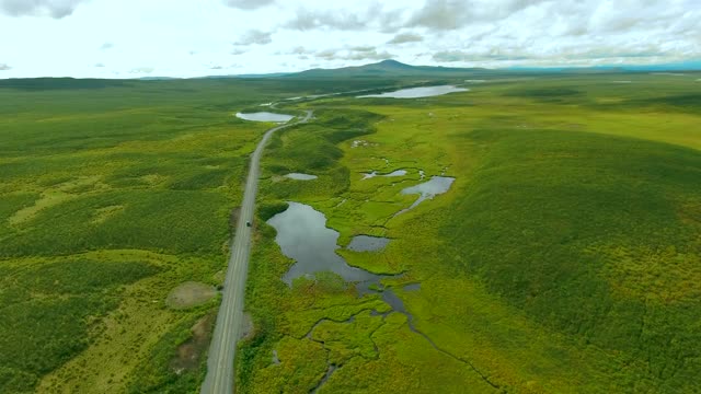德纳里公路和湖泊的鸟瞰图，阿拉斯加，美国。视频下载