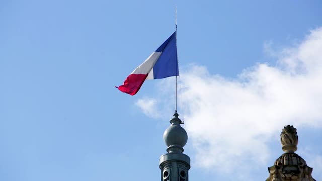 法国国旗在风中飘扬/法国巴黎视频下载