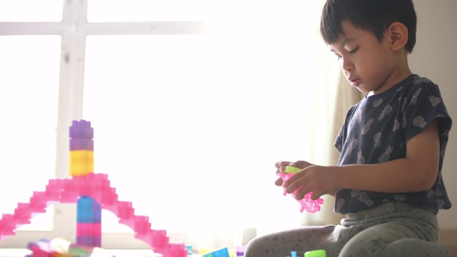 亚洲男婴在家里玩积木玩具视频素材