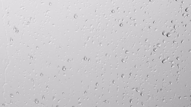雨滴落在透明的玻璃上视频素材