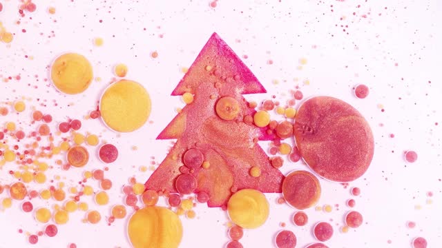 流体艺术背景与圣诞树。彩色抽象视频背景与虹彩涂料效果和闪光。快乐的新年假期图片与流动的泡沫和节日色彩。视频素材
