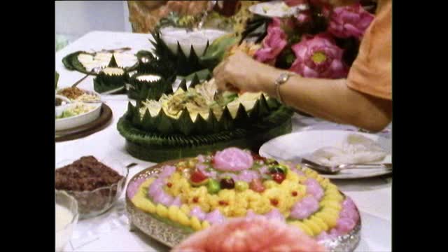 人们从五颜六色的泰国自助餐厅取食物;1989视频下载