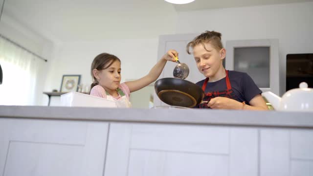 4K弟弟和妹妹在家里做煎饼，给妈妈一个惊喜视频素材