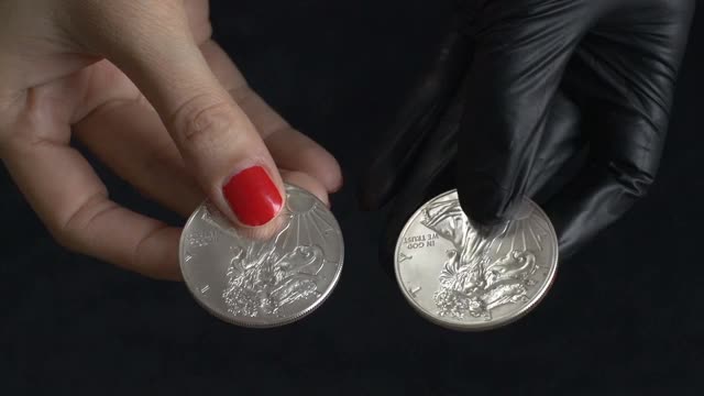 两枚硬币和若干枚硬币在手视频素材