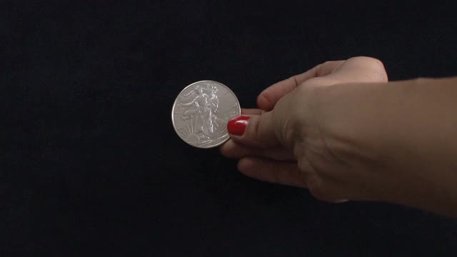 女士用投资硬币换美元视频素材