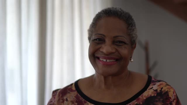一个在家快乐的老年妇女的肖像视频下载
