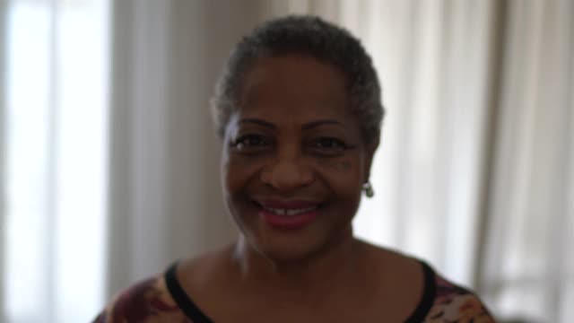 一个在家快乐的老年妇女的肖像视频素材