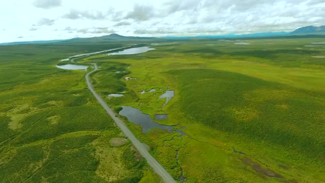 德纳里公路和湖泊的鸟瞰图，阿拉斯加，美国。视频下载