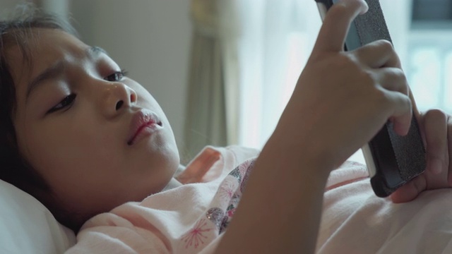 快乐的小女孩使用手机。视频素材