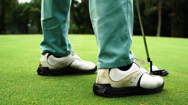 把高尔夫球击洞以取得标准杆分数的运动员。视频素材