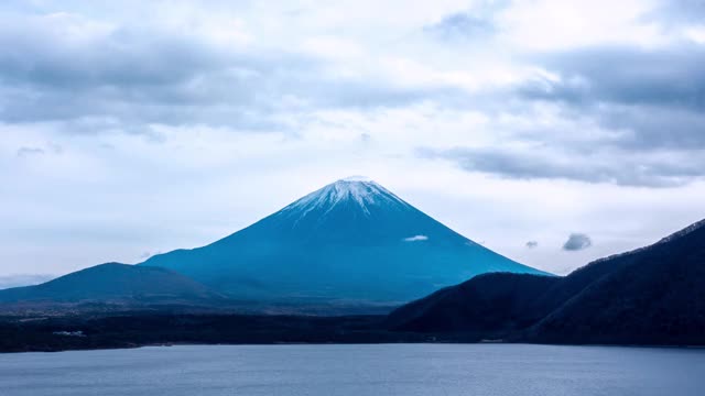 4K延时:元津湖上的富士山视频素材