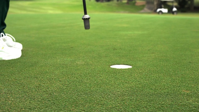 把高尔夫球击洞以取得标准杆分数的运动员。视频下载