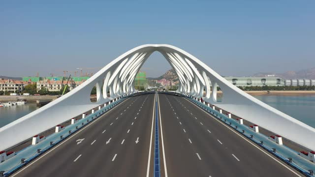 高角度的现代桥梁与奇怪的结构，青岛，山东省，中国视频素材