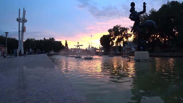 日落的时间随着喷泉的景色而流逝视频素材