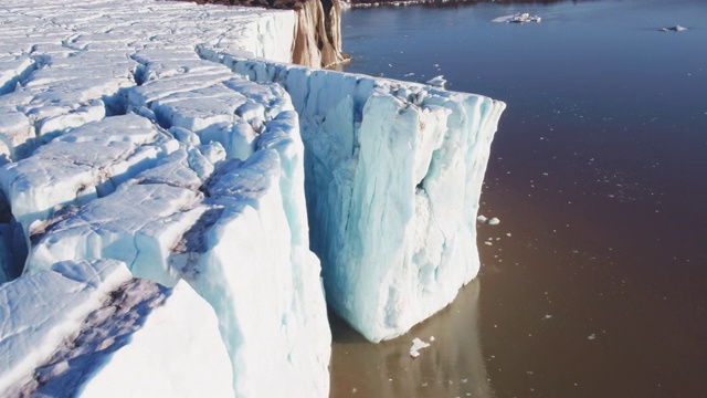 海上冰川边缘上空的航迹视频下载