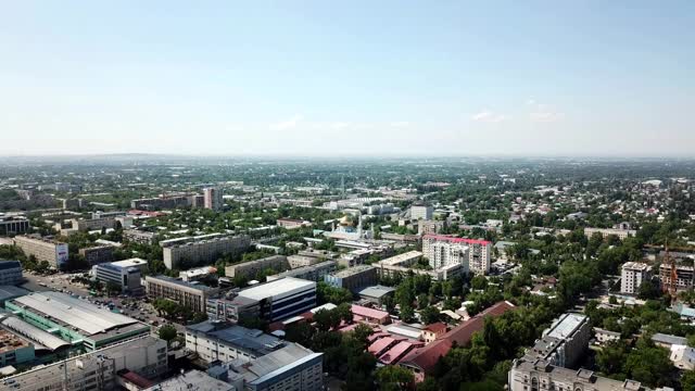俯瞰阿拉木图城市。绿色的街道，巨大的云彩视频下载