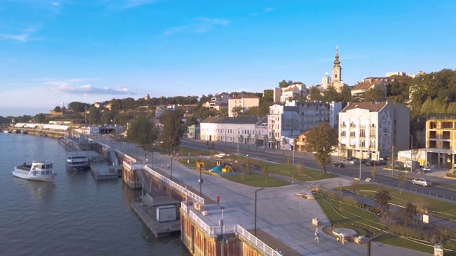 塞尔维亚萨瓦河边的贝尔格莱德堡垒和长廊视频素材