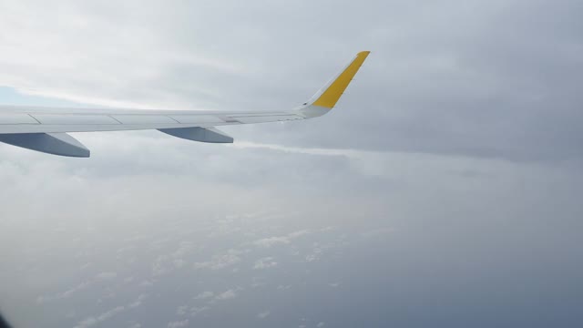飞机飞行，从飞机窗口看云和蓝天。视频素材