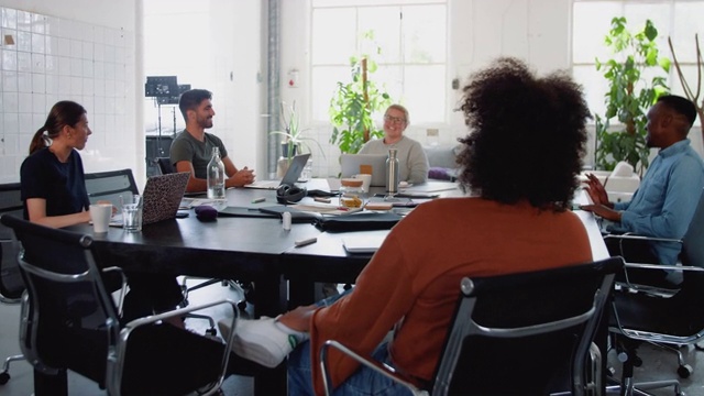 自信的多民族男性和女性计算机程序员在会议室讨论视频下载